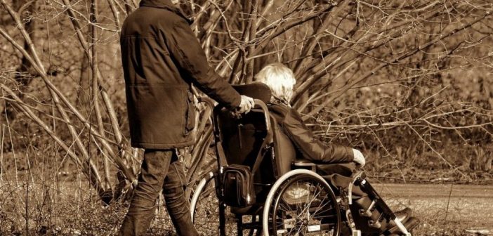 Invalidità civile INPS: assegno di accompagnamento più facile per anziani