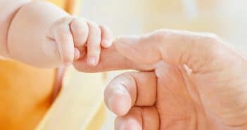 Riposi per allattamento al padre e maternità autonoma sono compatibili